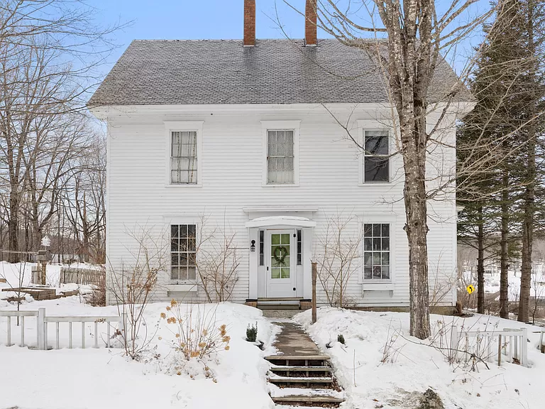 Maine Cheap Lake Houses for Sale, Uncover tranquillity at The Wyman Cottage by Sebec Lake.