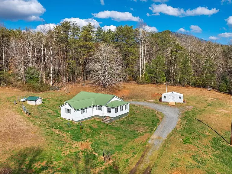 Fully updated North Carolina Farmhouses for Sale: Discover the beauty of these unrestricted mountain farms.