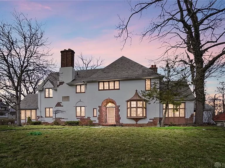 Classic Charm Ohio Cheap Houses for Sale: A 1920s Colonial Home with Timeless Elegance.