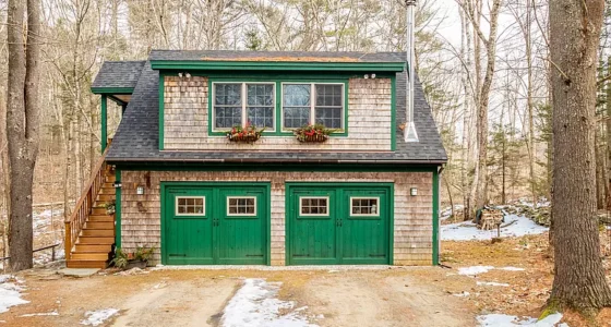 Charming Maine lake cabins for sale: discover this country cottage with lake access in Maine.