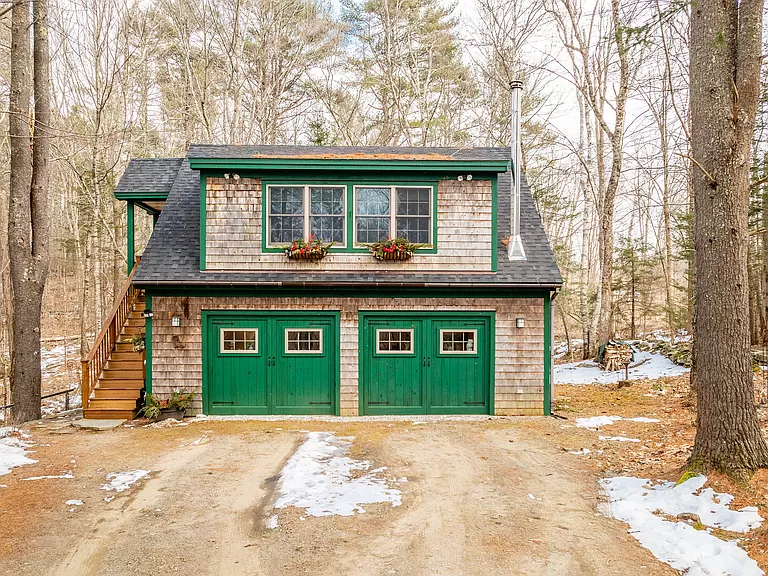 Charming Maine lake cabins for sale: discover this country cottage with lake access in Maine.