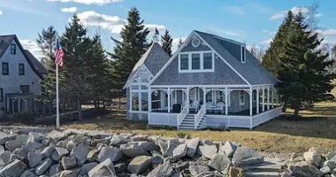 Your ideal Maine waterfront homes for sale: step into your dream oceanfront cottage in Maine.