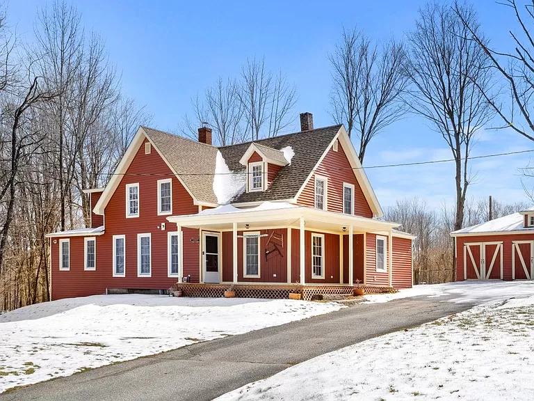 Rustic New Hampshire farmhouse for sale, Your Ideal Fully Furnished Home in New Hampshire.