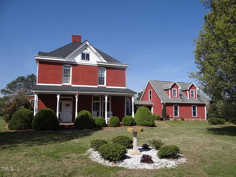 Picturesque North Carolina farmhouses for sale, ideal countryside farms with premium kennel facilities in Warrenton