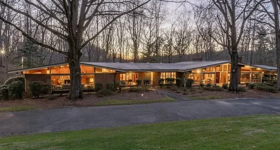 Modern North Carolina homes for sale: a spectacular 5-BR mid-century home on 9.63 acres.