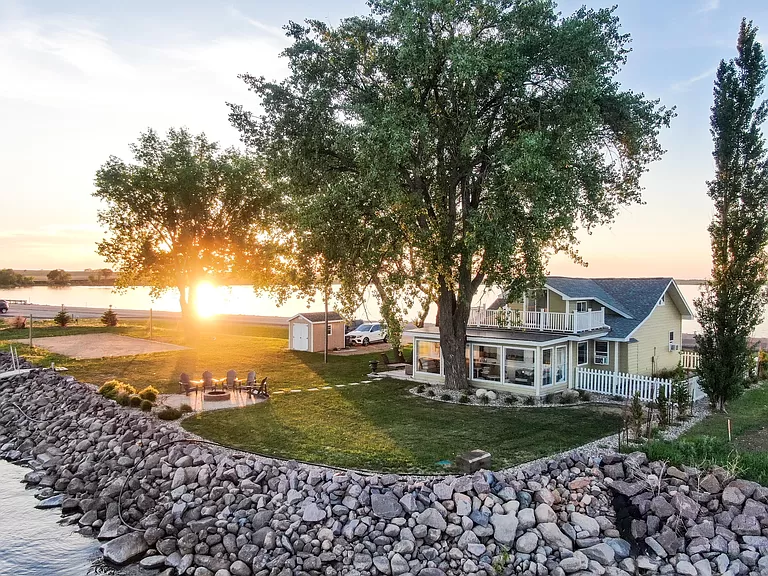 Stunning South Dakota lakefront cabin for sale: Your dream waterfront home with a rooftop deck and dock access