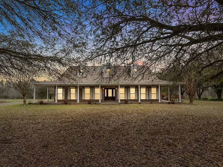 Adorable Mississippi farmhouse for sale, a 3-bedroom homestead on 34 acres of land.