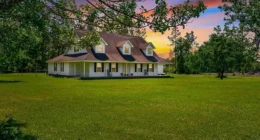 Charming Georgia farmhouse for sale, A 5-bedroom homestead with a pool and pool house.