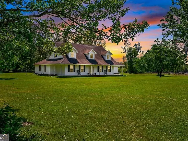 Charming Georgia farmhouse for sale, A 5-bedroom homestead with a pool and pool house.