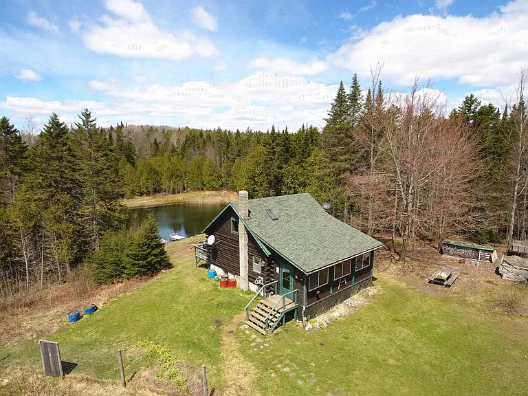 Charming Vermont cabins for sale. Discover your Vermont Farms on 29.1 acres in Sheffield.