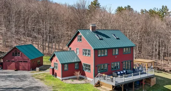 Exquisite Vermont farmhouses for sale. Discover this contemporary farm on 38.3 acres of land.