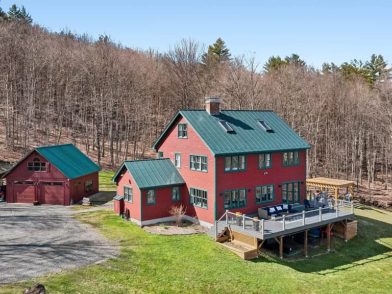 Exquisite Vermont farmhouses for sale. Discover this contemporary farm on 38.3 acres of land.