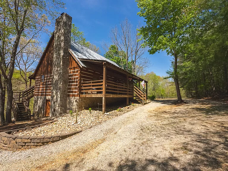 Charming Virginia farmhouse for sale: Partridge Creek Log Home sits on a 5-acre homestead.