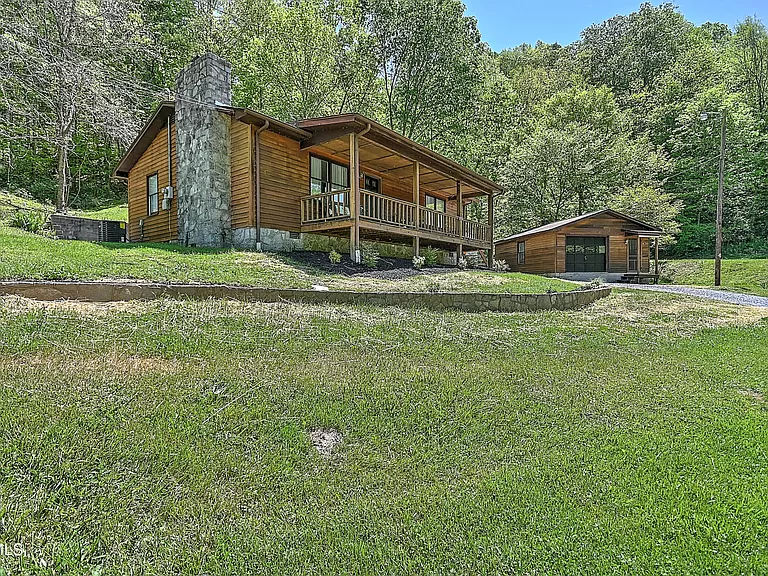 Affordable Virginia Farm Houses for Sale-Bristol Cabin with 2 Bedrooms on 11+ Acres.