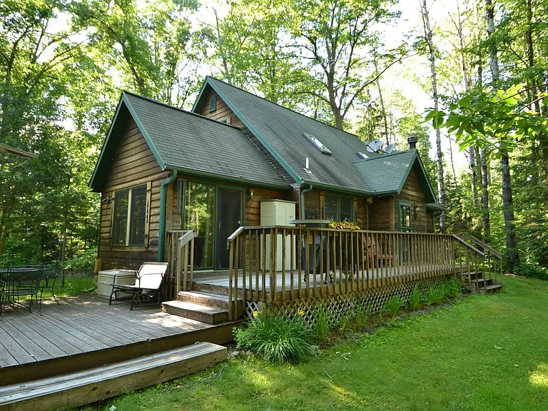 Minnesota Log Cabin for Sale, Acreage Cabin on 4 Acres by Kettle River.