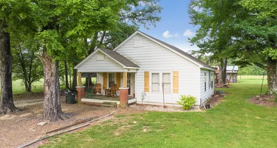 Affordable Tennessee Farmhouse for Sale on 10 Acres for $144k.