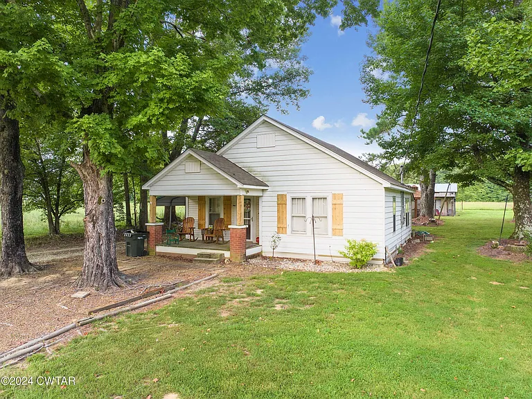 Affordable Tennessee Farmhouse for Sale on 10 Acres for $144k.