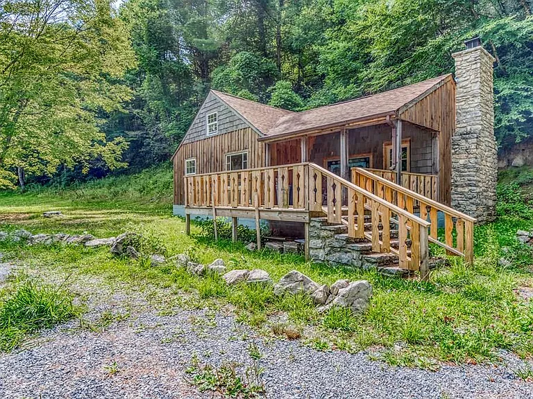 Charming Virginia cabin for Sale - Mountain Cottage Near Mount Rogers for $109,999.