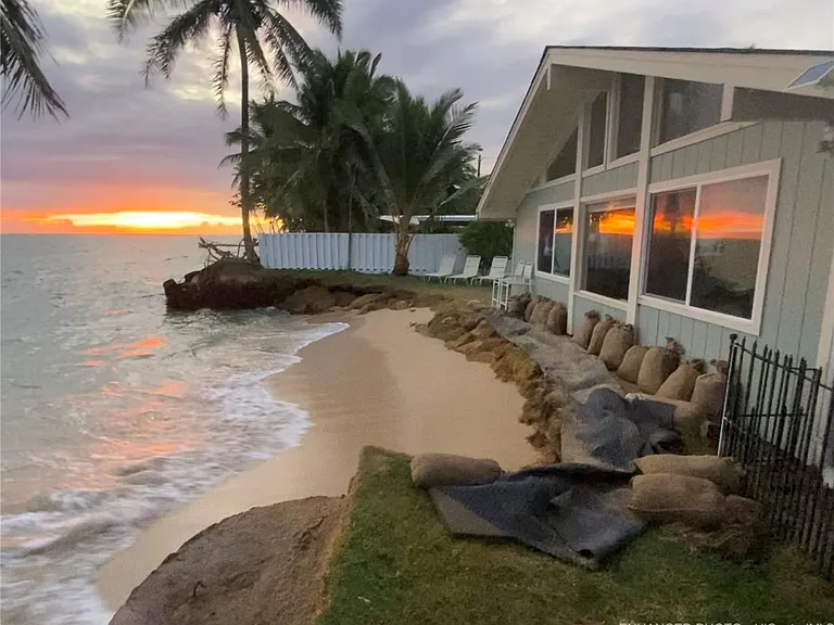 Captivating Hawaii Waterfront Homes for Sale: Beachfront Property in Hawaii.