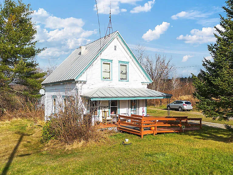 Maine Farmhouse for Sale, 22 Acres of Cheap Land In Maine.