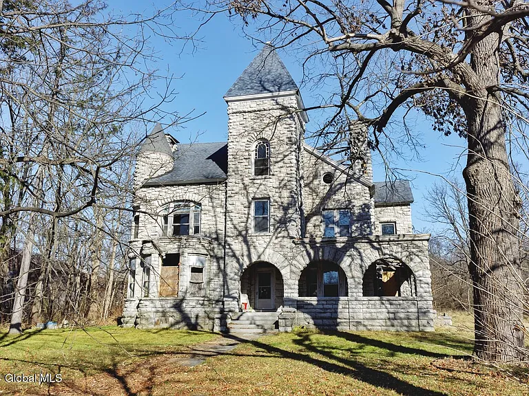 New York Cheap Houses: Limestone House on 12 Acres.