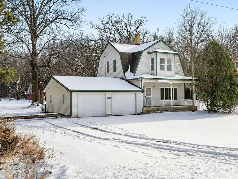 Minnesota Farmhouses for Sale on 14 Acres.